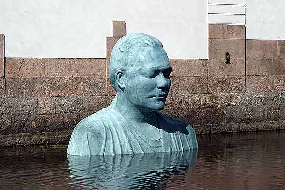Staty som står i vattnet i Borås