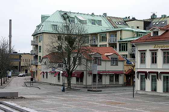 Provinsbanken Älvsborg ( Den Danske Bank ) med restaurang Thai i bakgrunden