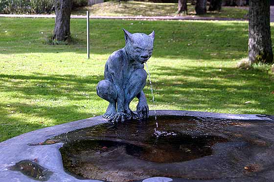 Sinnenas Park  -  Staty vid vattenfontän